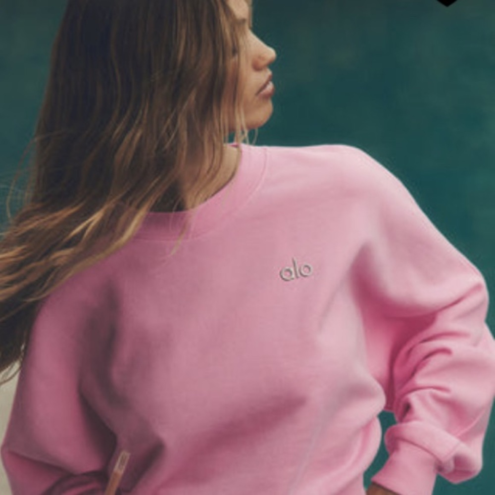 Sold out limited edition! Alo Yoga🌸NWT Cropped Accolade Crewneck in Sweet Pink-S